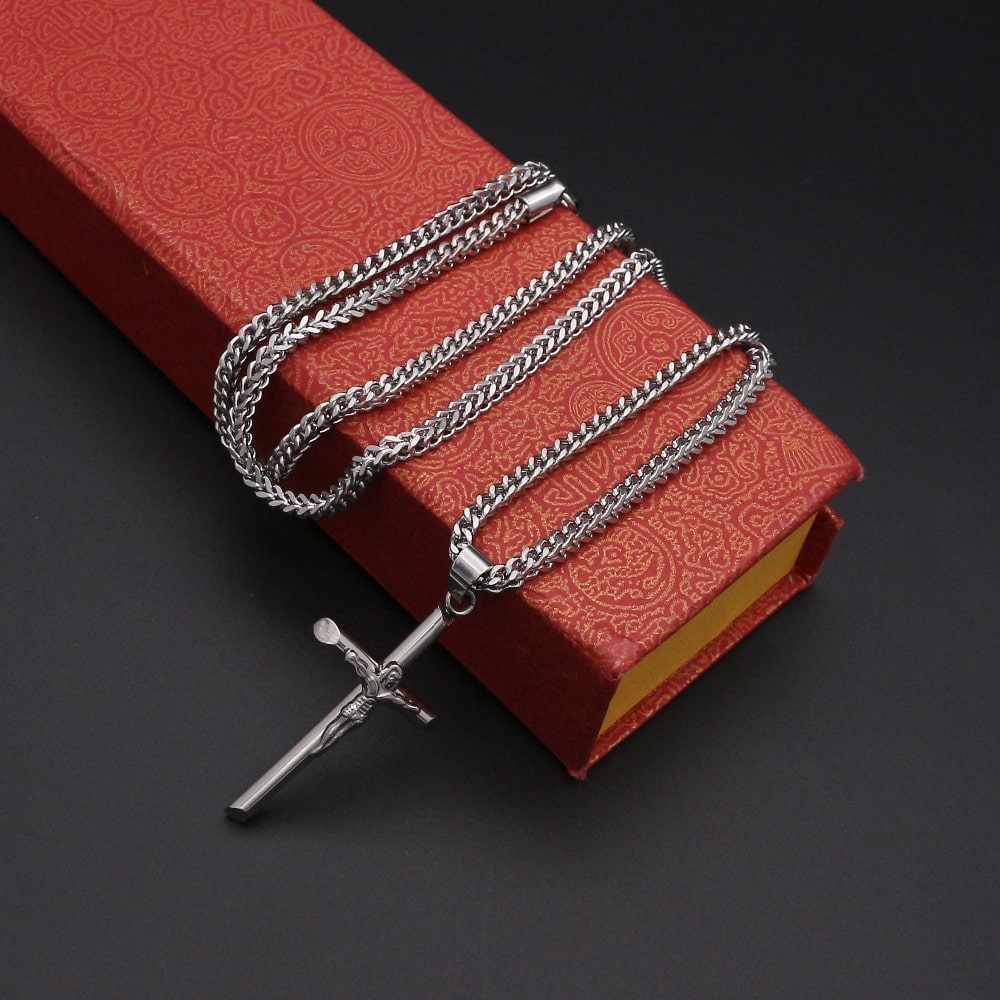 Zilveren kruis ketting, detail van de kruishanger