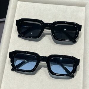 Retro vierkante zonnebril zwart frame grijze lens