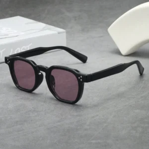 Ovale zonnebril zwart frame paars lens