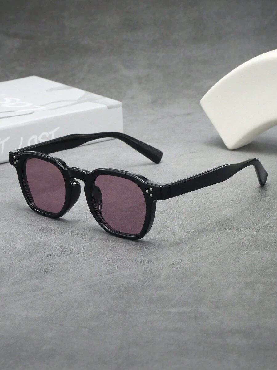 Ovale zonnebril zwart frame paars lens