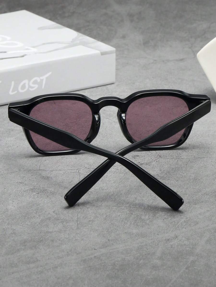 Ovale zonnebril zwart frame paars lens